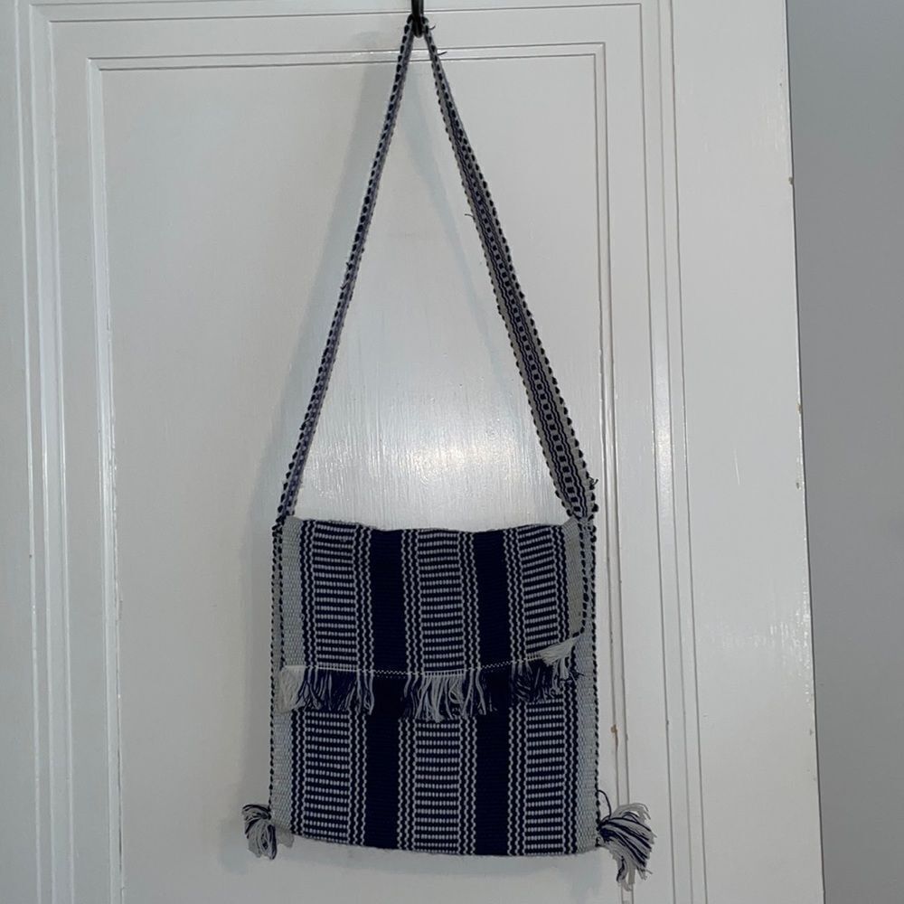 Indian blanket woven blue &‎ white crossbody bag